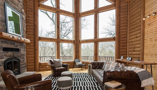 Spacious Lodge w Private Suites. Close to Field of Dreams, Galena, & Breweries