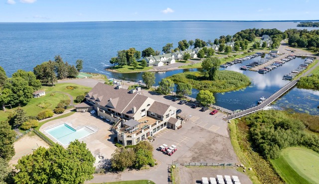 Spacious Lodge w/Sauna, Golf Views & Lake Access