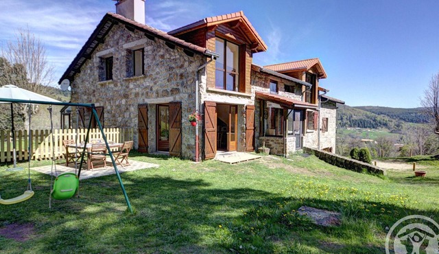 Spacious lodge with fireplace and forest terrace, pets allowed