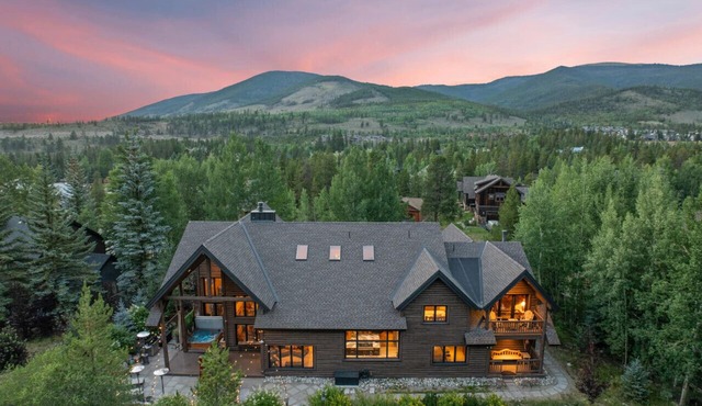 Spacious Lodge with Sauna, Hot Tub & Alpine Recovery Room