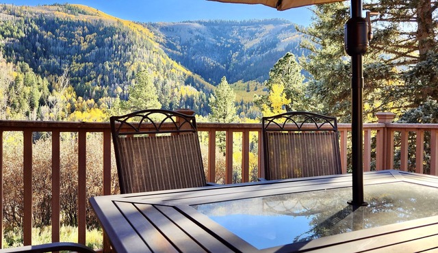 Spacious Lodge with Spectacular Views and Nearby Attractions