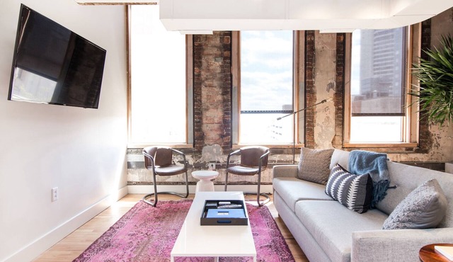 Spacious Loft, 2 Blocks from Broadway! (Loft 302)