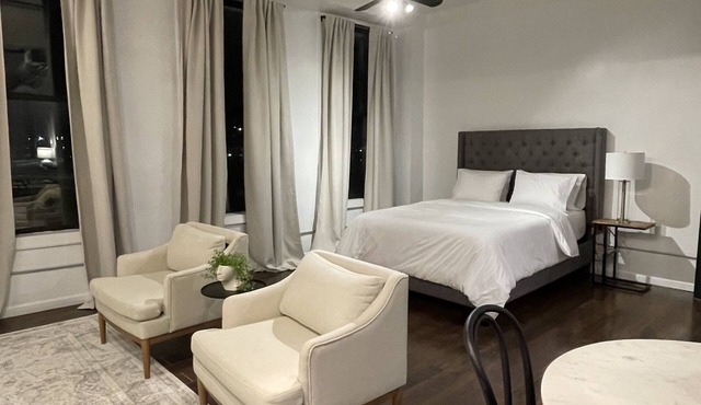 Spacious Loft in Historic Baggs Square