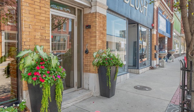 Spacious Loft in walking distance to coffee shops and great dining options.