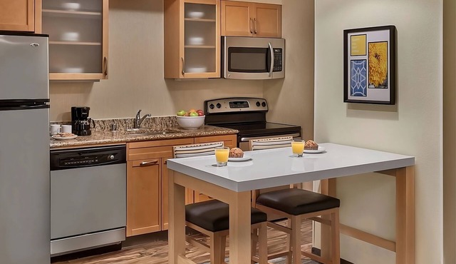 Spacious Loft Suite with Fully-equipped Kitchen! W/Pool & Sports Court Onsite!