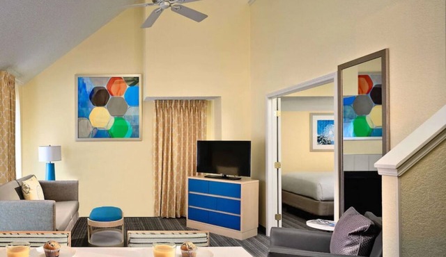 Spacious Loft Suite with Fully-equipped Kitchen! W/ Pool & Sports Court Onsite!