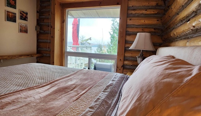 Spacious Log Cabin, Ready for Fall and Thanksgiving!