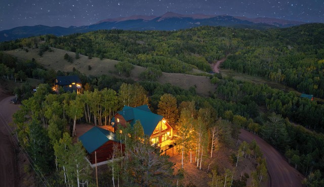 Spacious Log Cabin/Mtn Views, HotTub, Pool Table