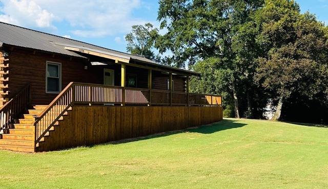 Spacious Log Cabin at Lake Guntersville