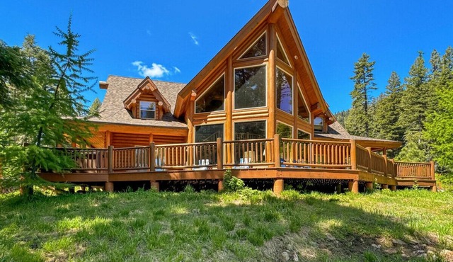 Spacious Log Cabin Near Tamarack w/Hot Tub!