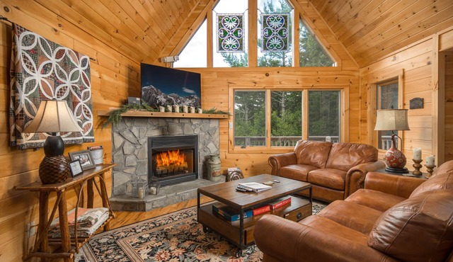 Spacious Log Cabin < 10 Mins from Boone, Blowing Rock, Tweetsie RR & App Ski Mtn