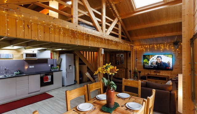 Spacious Log Cabin with parking near Cambridge