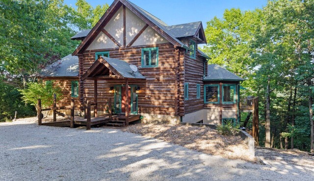 Spacious Log cabin with amazing lake views! Only minutes from LOZ attractions.