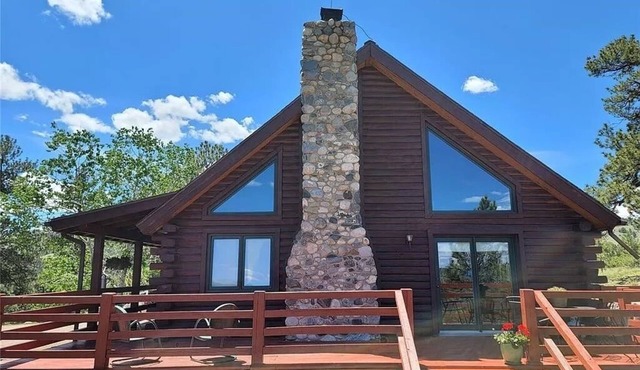 Spacious Log Cabin with Expansive Mountain Vistas, National Forest