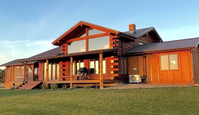 Spacious Log Cabin with Stunning River Views – Private Retreat Close to Pierre