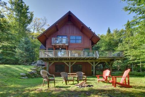 Spacious log cottage Resort access