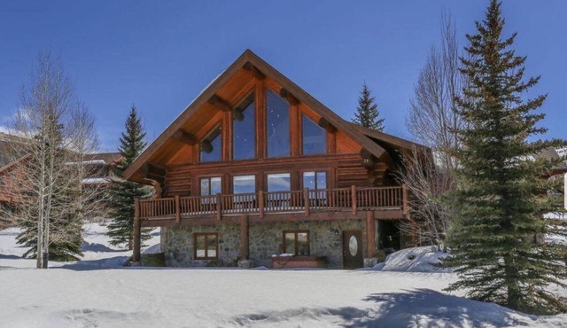 Spacious Log home, 3750 sqft. Mountain view, Hot tub, 4 min from Granby Ranch