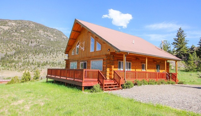Spacious Log Home near Yellowstone Park/Gardiner. Sleeps up to 12, deck and view