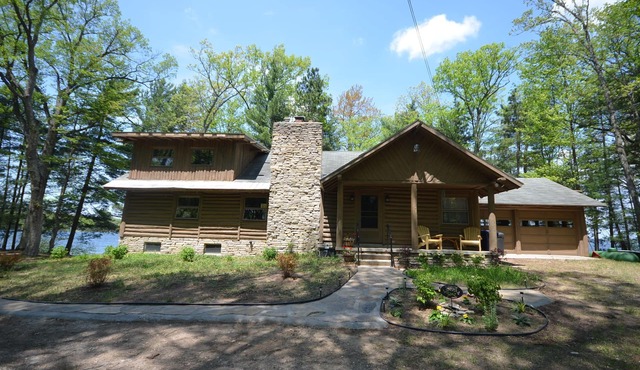 Spacious log home on Green Lake. Waterfront. Dog ok.