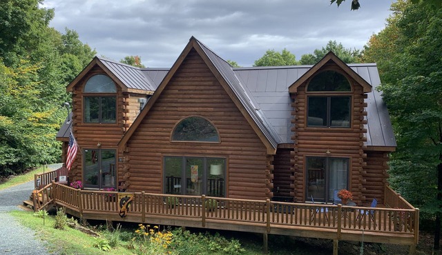Spacious log home offering winter mountain views & gorgeous sunrises.