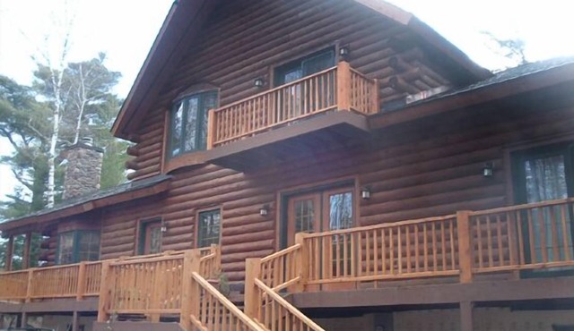 Spacious Log Home on Secluded waterfront property