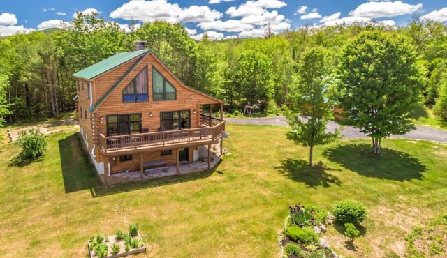 Spacious Log Home Overlooking 40 White Mnt Peaks with Extreme Privacy: Host Weddings