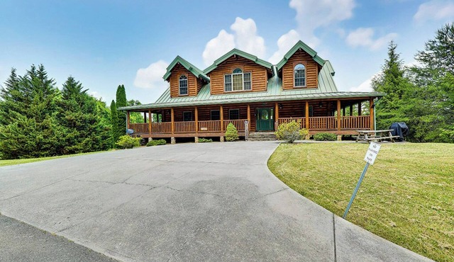 Spacious Log Home w/Game Room & Hot Tub