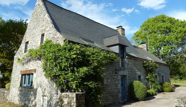 Spacious Longère, heated swimming pool, idyllic setting, Southern Brittany.