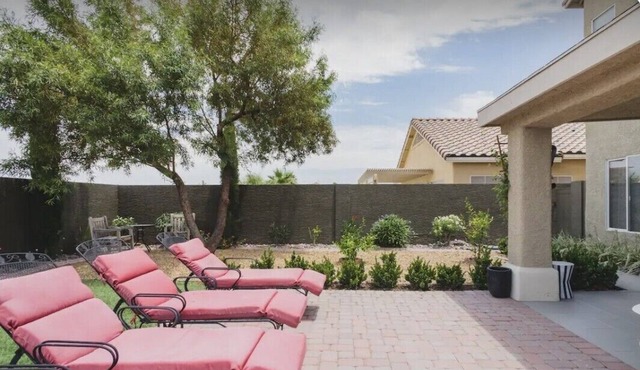 Spacious lovely 5-bedroom home in quiet cul-de-sac near the famous Strip.