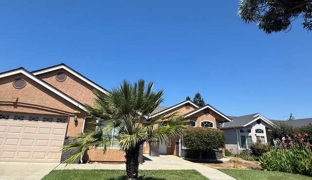 Spacious Lovely 5-bedroom house in charming Sanger with AC