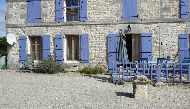 Spacious lovingly restored farmers cottage with pool, convenient location