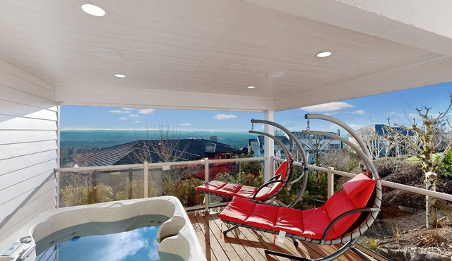 Spacious Lower-level apartment - great views, hot tub, sauna,yard,dog-friendly