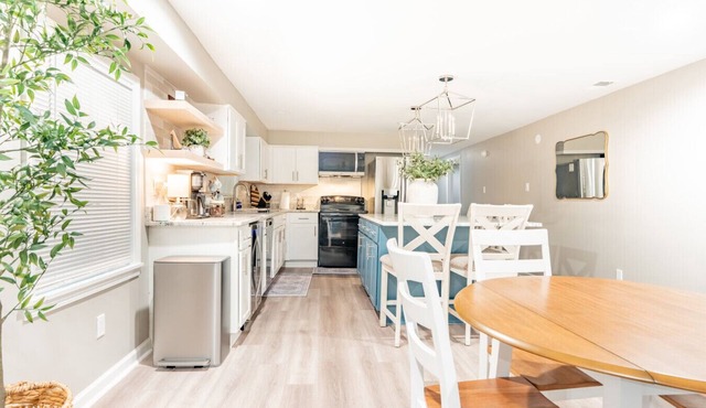 Spacious Lower-Level Retreat - Modern & Comfortable