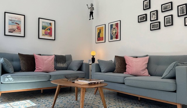 Spacious, luminous traditional apartment with 3 balconies, in protected building