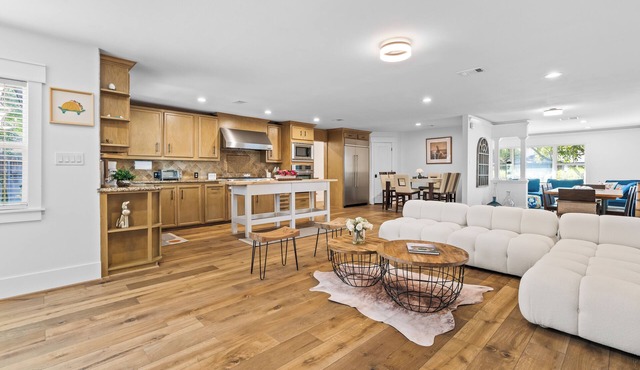Spacious Lux 4 BDR Ranch Style Home in Highland Village/River Oaks, 2 King Beds