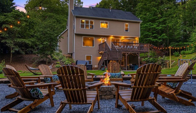 Spacious & Luxe~Hot Tub~Bocce~Fenced Backyard~Mins to Downtown!