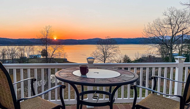 Spacious Luxe Lakefront Home, Hot Tub, Dock, Firepit