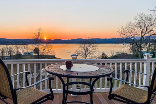Spacious Luxe Lakefront Home Hot Tub Dock Firepit