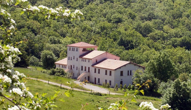 Spacious luxury house with splendid view to Pyrenees, on "domaine" of 40 ha
