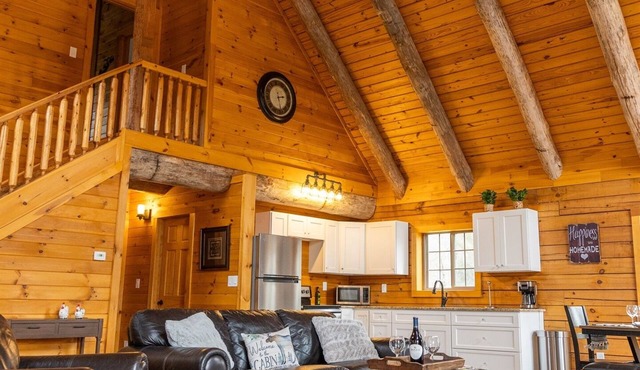 Spacious luxurious log cabin near Cooperstown NY