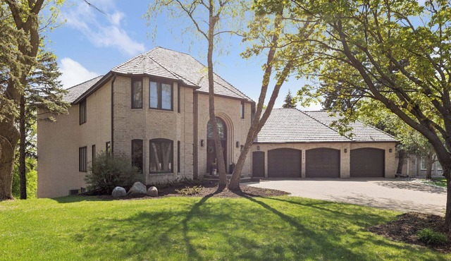 Spacious Luxurious 5 bedroom home with beautiful bluff views!