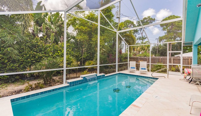 Spacious & Luxurious. Walk to beach.New Heated Pool
