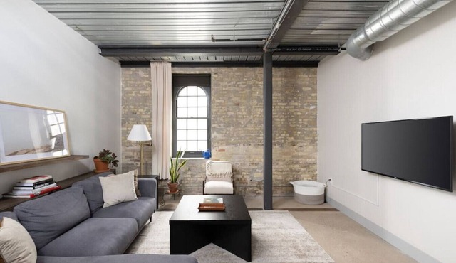 Spacious Luxury 2BR Apt with Gym, Parking, and Rooftop