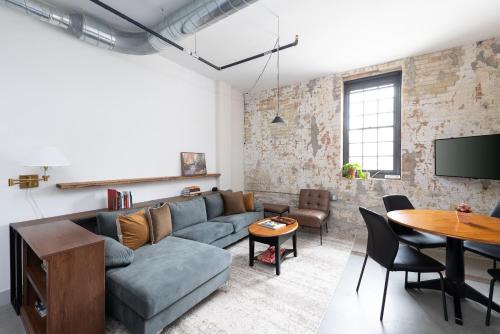 Spacious Luxury 2BR Apt Near Fiserv with Parking