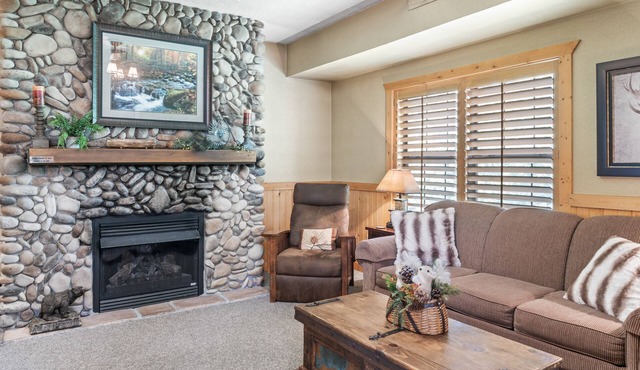 Spacious, Luxury 2BR+Loft Cabin with Fireplace & Balcony - Close to Entertainment!