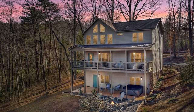 Spacious Luxury 3 Level Cabin w Hot Tub & Fire Pit
