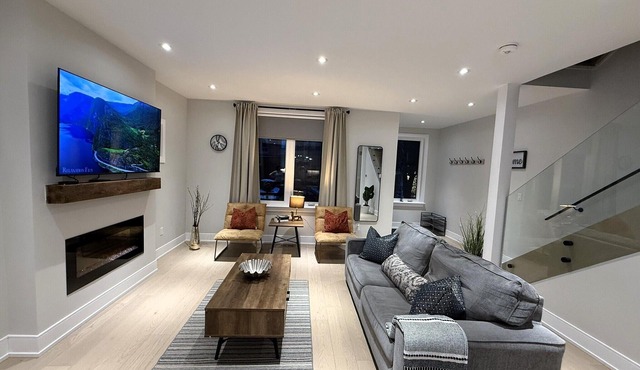 Spacious Luxury 3BR · Prime Queen West