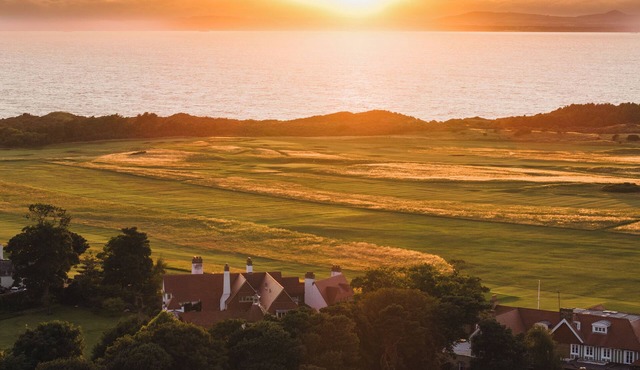 Spacious luxury 4-bedroom house steps away from Muirfield golf course