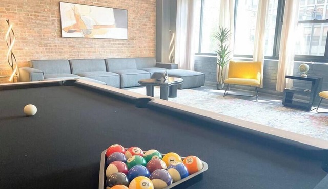 Spacious Luxury 6BR Suite with Jacuzzi & Pool Table Near McCormick Place