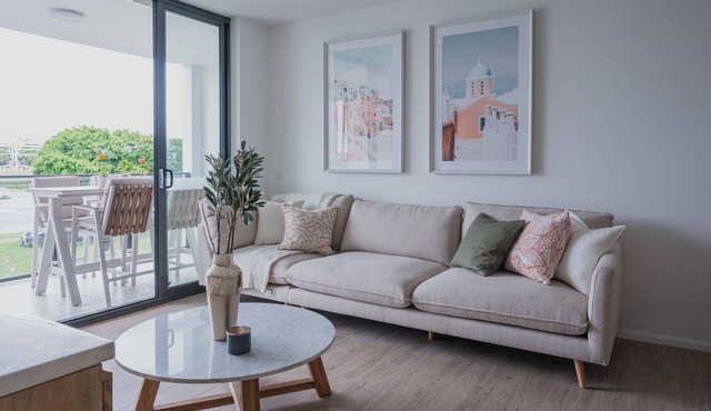 Spacious Luxury Apartment Near the Lake in Gold Coast - Prime Location